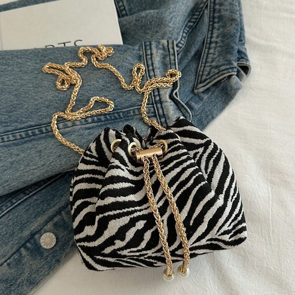 Black and White Preppy Women's Stripe Chain Mini Bucket Crossbody Bag